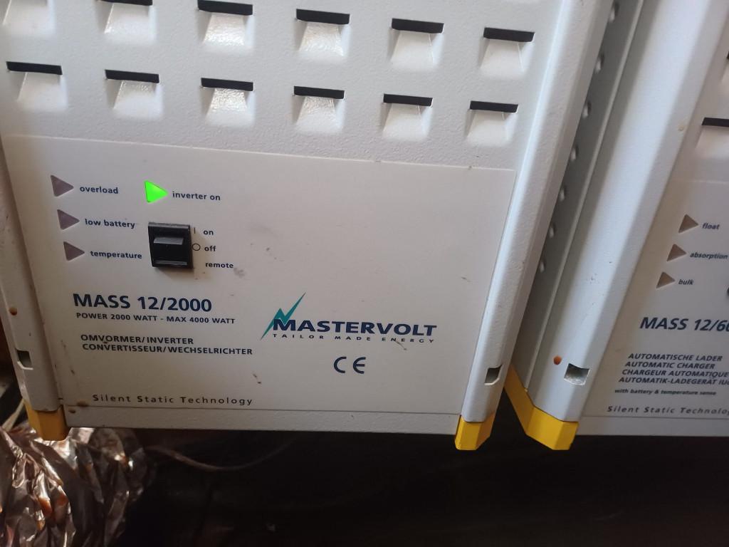 Mastervolt 12V inverter - MASS 12/2000 met display en remote, Ophalen, Zo goed als nieuw, Motor en Techniek