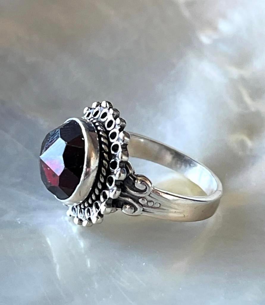 Oude zilveren ring met granaat, Ophalen of Verzenden, Zilver, Ring, Met edelsteen