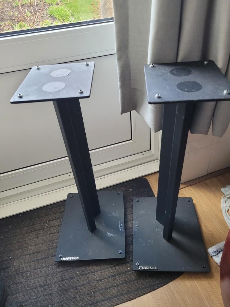 2 gietijzeren stands op spikes,  merk Standesign, Muziek en Instrumenten, Standaards, Ophalen