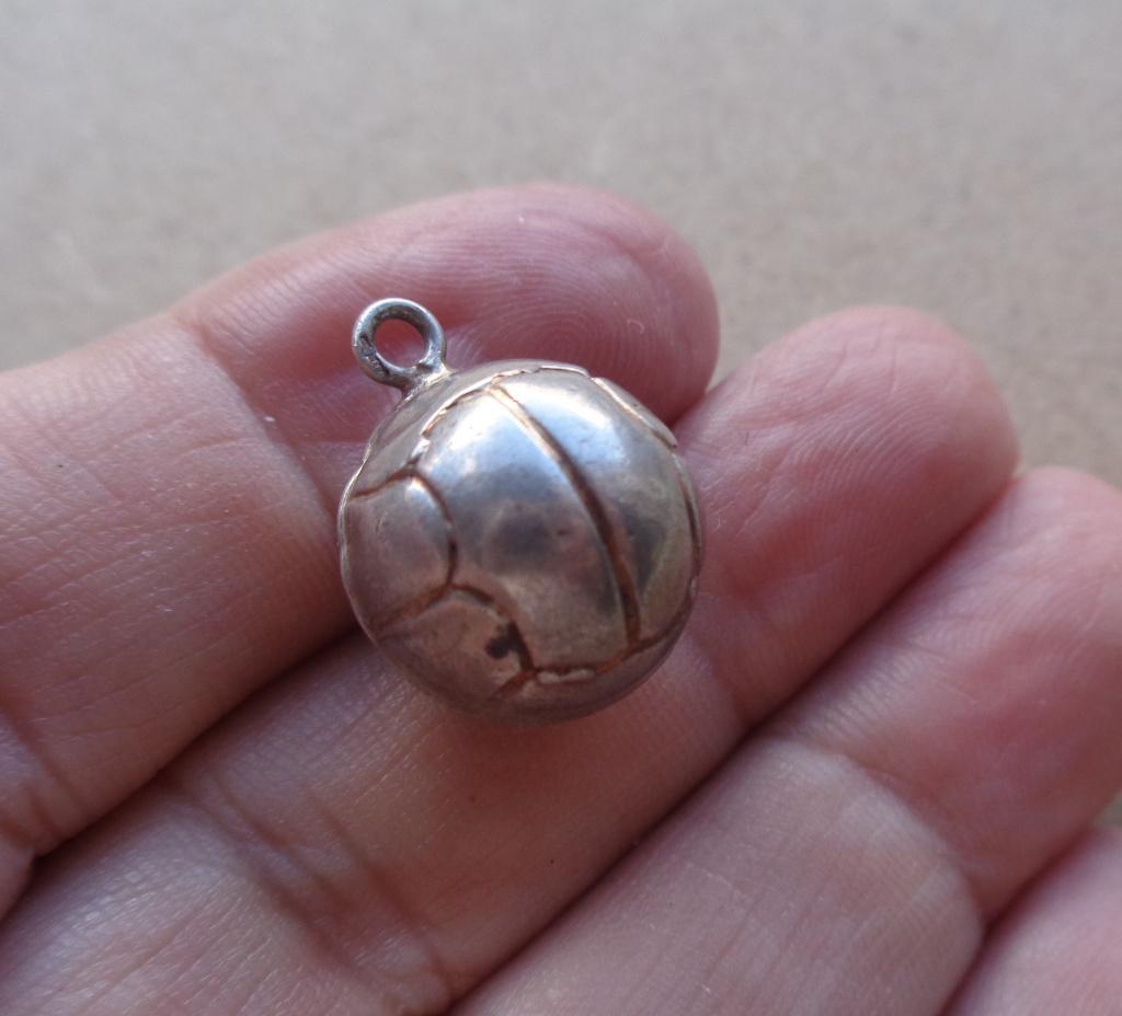 zilveren vintage bedel grote voetbal [2016], Sieraden, Tassen en Uiterlijk, Bedels, Zo goed als nieuw, Overige merken, Zilver