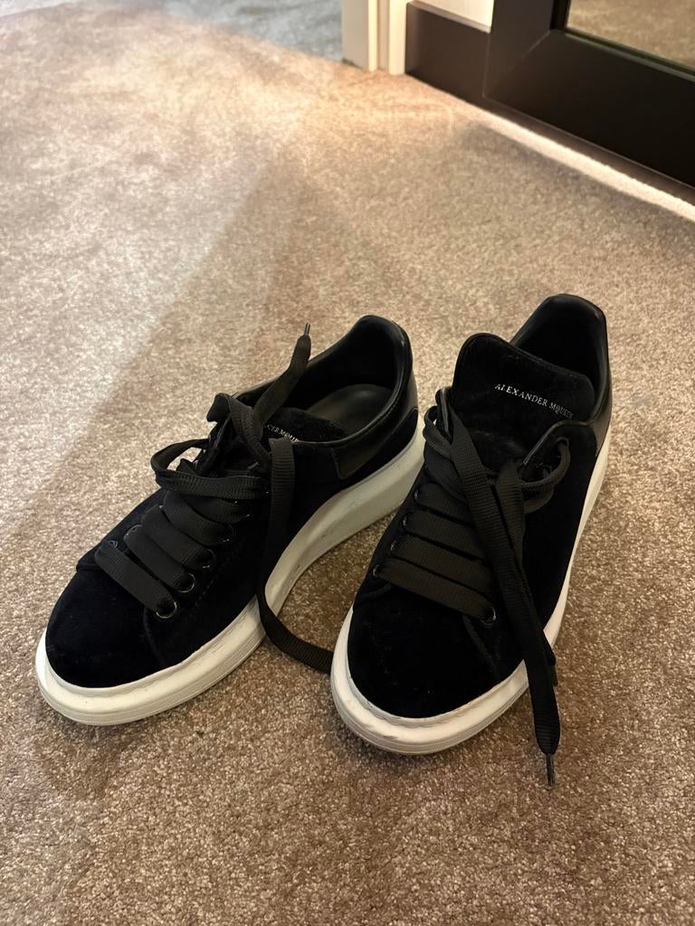 Alexander McQueen sneakers zwart fluweel, Ophalen of Verzenden, Zo goed als nieuw, Zwart, Sneakers of Gympen