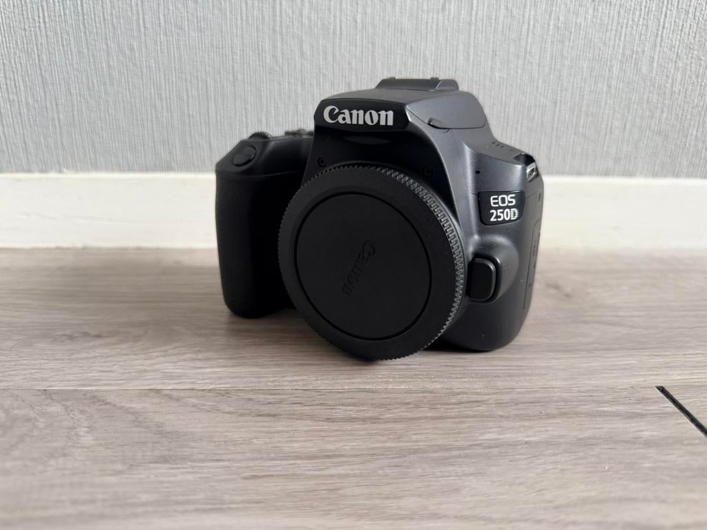 Canon Eos 250d body + 55-200 lens, Spiegelreflex, Canon, Ophalen of Verzenden, Zo goed als nieuw