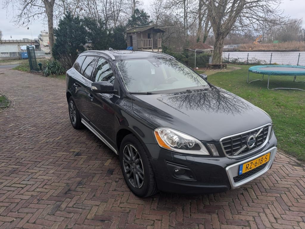 Volvo XC60 2.4 D5 AWD Geartronic 2009 Grijs, Auto's, 197 €/maand, 2000 kg, 205 pk, Vierwielaandrijving