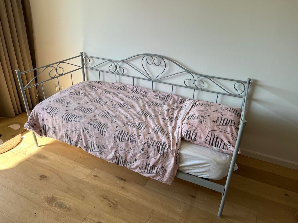 Metalen kinderbed met matras, Ophalen, Gebruikt