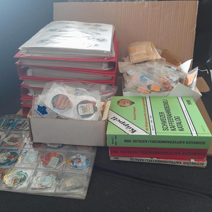 Grote verzameling melkcupdekseltjes met catalogussen, Verzamelen, Complete verzamelingen en Collecties, Ophalen of Verzenden