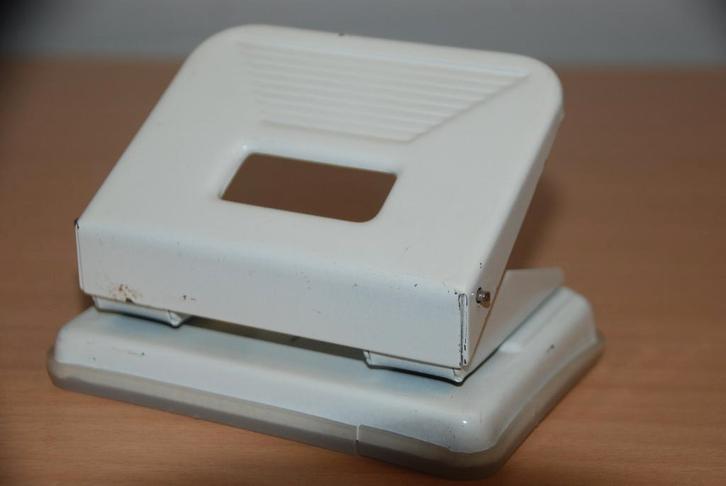 Perforator met 2 gaatjes.                    Met deksel om, Huis en Inrichting, Woonaccessoires | Overige, Gebruikt, Ophalen of Verzenden