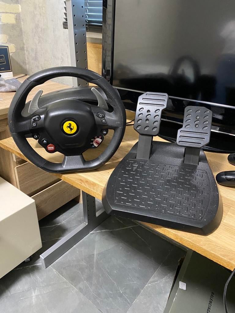 Thrustmaster T80 Ferrari Racing Wheel met pedalen, Ophalen of Verzenden, Zo goed als nieuw, Stuur of Pedalen, PlayStation 5