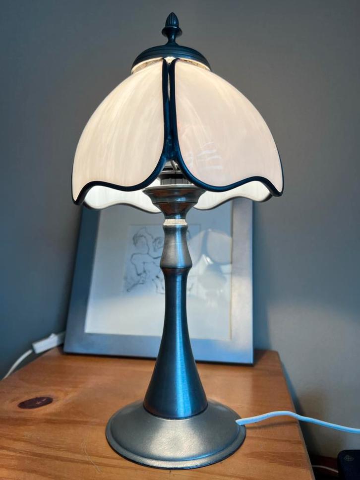 Elegante tinnen tafellamp met opaalglazen kap, Antiek en Kunst, Antiek | Lampen, Ophalen of Verzenden