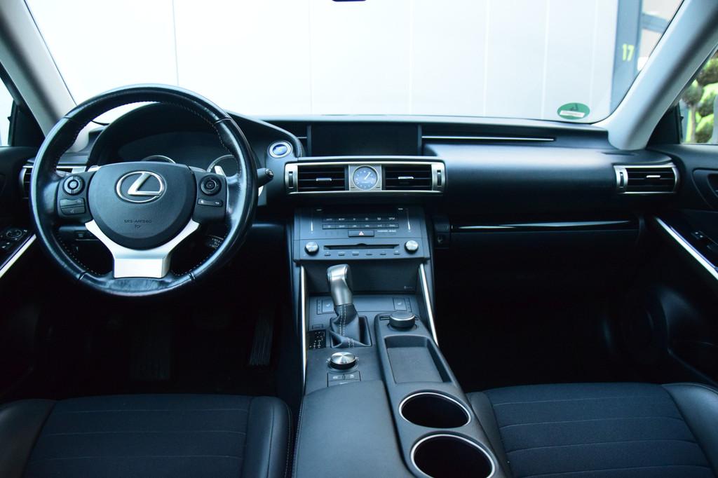 Lexus IS 300h Hybrid Sport Edition 25th (bj 2015, automaat), Auto's, Lexus, Automaat, Achterwielaandrijving, Gebruikt, 23 km/l