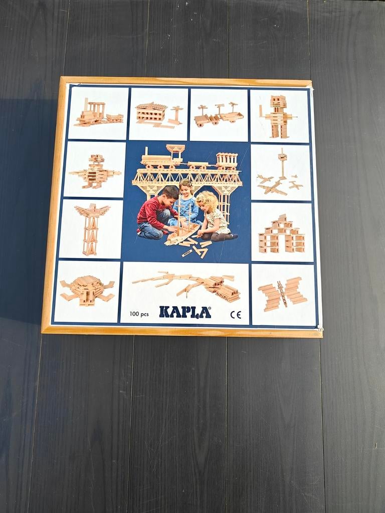 ​Originele Kapla - 100 Grenenhouten bouwplankjes in kist, Kinderen en Baby's, Speelgoed | Bouwstenen, Ophalen of Verzenden, Gebruikt