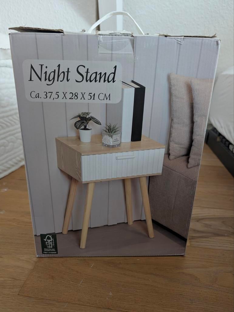 Nachtkastje/ bijzettafeltje NIEUW in doos, Minder dan 45 cm, Nieuw, Hout, 55 tot 70 cm
