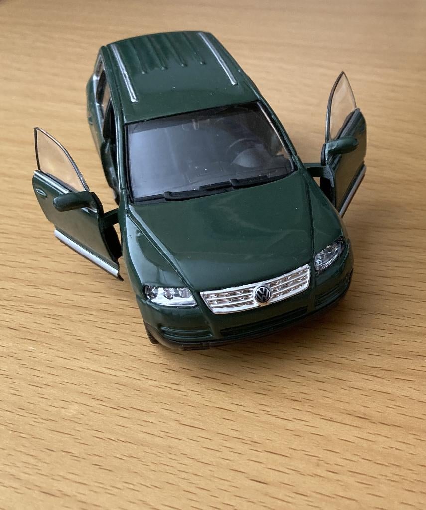 Groen VW Touareg auto - Schaal 1:43 - WELLY, Hobby en Vrije tijd, Modelauto's | 1:43, Ophalen of Verzenden, Zo goed als nieuw