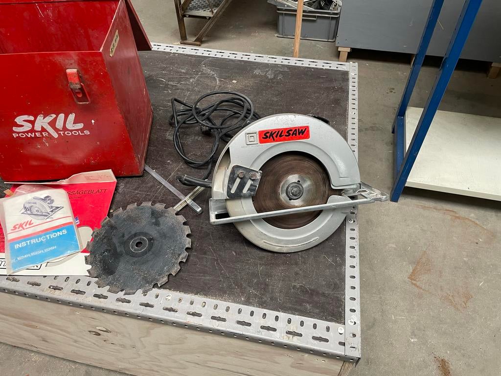SKIL Cirkelzaag met metalen koffer en extra zaagblad, Gebruikt, Cirkelzaag, 70 mm of meer, 600 tot 1200 watt