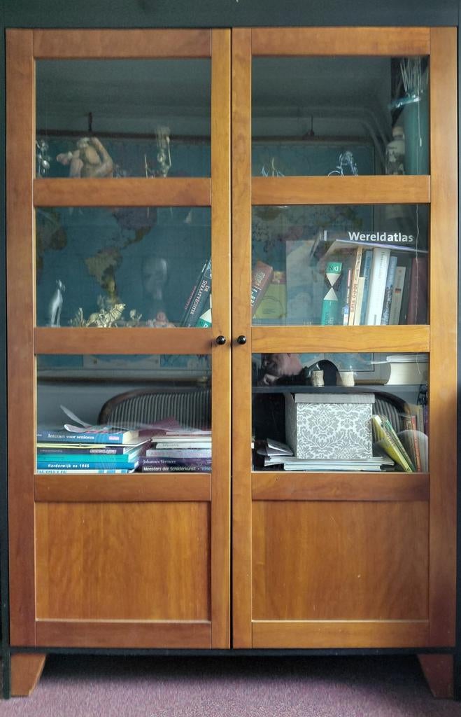 Houten boekenkast met glazen deuren, Ophalen, 25 tot 50 cm, Glas, 100 tot 150 cm