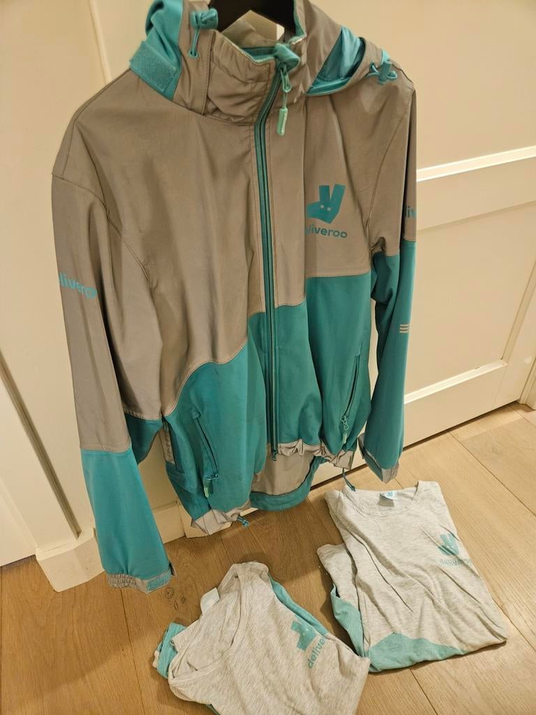 Deliveroo Maaltijd Bezorger (XL) Jas met 2 T-shirts (M & L), Ophalen of Verzenden, Maat 56/58 (XL), Grijs