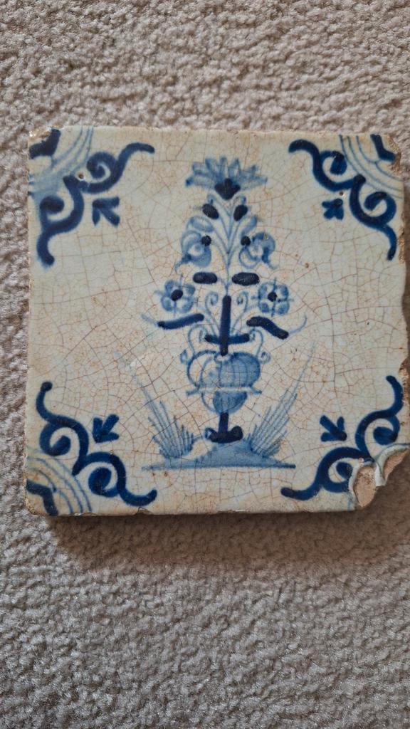 Antieke Delfts Blauwe Tegel met Bloemmotief, Antiek en Kunst, Antiek | Wandborden en Tegels, Ophalen of Verzenden