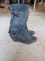 Te koop grijze suède dames laarzen met sleehak, maat 37, mer, Moccio, Lage of Enkellaarzen, Ophalen of Verzenden, Zo goed als nieuw
