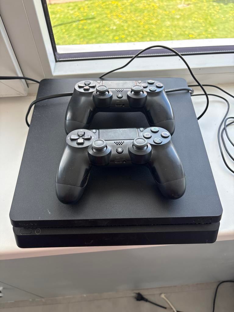 PlayStation 4 Slim met 2 controllers, Spelcomputers en Games, Ophalen of Verzenden, Gebruikt, Met 2 controllers, Slim
