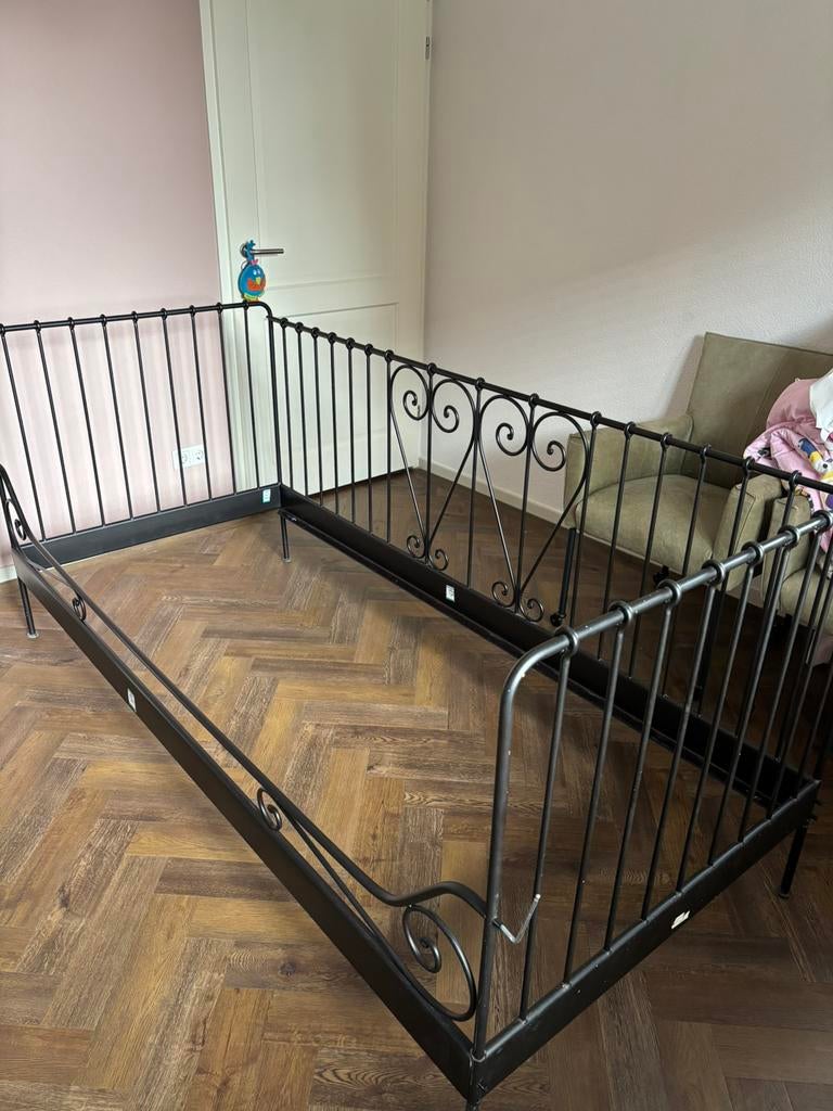 Ikea metalen meisjes bed met lattenbodem, Ophalen, 90 cm, Eenpersoons, Wit