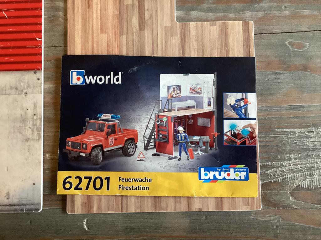 Bruder Land Rover Defender PickUp en bworld brandweerkazerne, Kinderen en Baby's, Speelgoed | Speelgoedvoertuigen, Ophalen of Verzenden