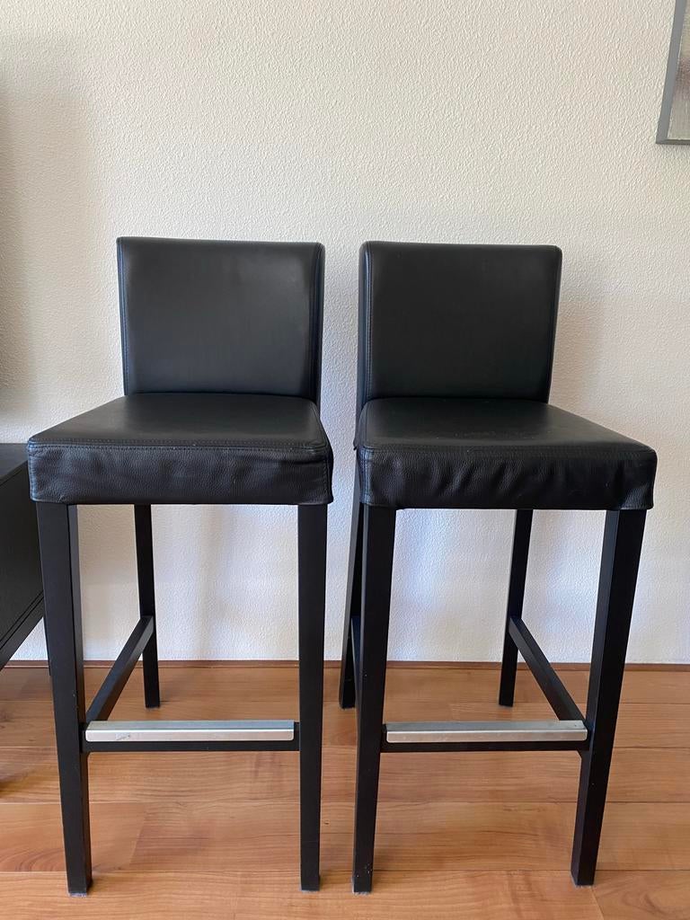 Set van 2 zwarte barkrukken met rugleuning, Ophalen, Met voetsteun, Leer, Zo goed als nieuw