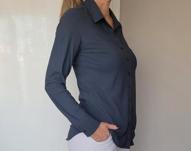 Studio Anneloes Poppy blouse XS Antracietgrijs Travelstof, Kleding | Dames, Blouses en Tunieken, Zo goed als nieuw, Maat 34 (XS) of kleiner