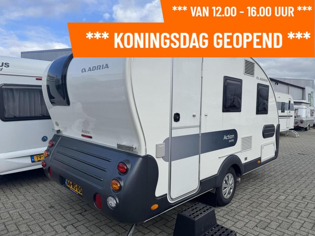 Adria ACTION 391PD,- KONINGSDAG GEOPEND 12-16 UUR, Caravans en Kamperen, Caravans, Tot en met 2, Bedrijf, Adria, 6 tot 7 meter