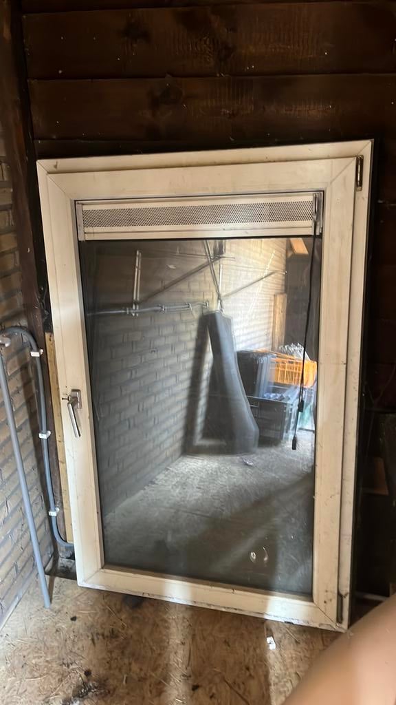 Draai/ kiep raam kunststof met dubbel glas, Ophalen, Kunststof, Raamkozijn, Zo goed als nieuw