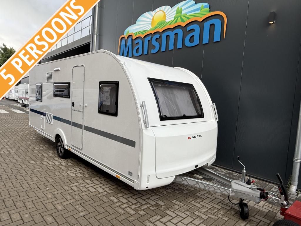 Adria Altea 552 PK NIEUW BINNEN, Caravans en Kamperen, Caravans, Overige typen, Adria, Schokbreker, Tot en met 6