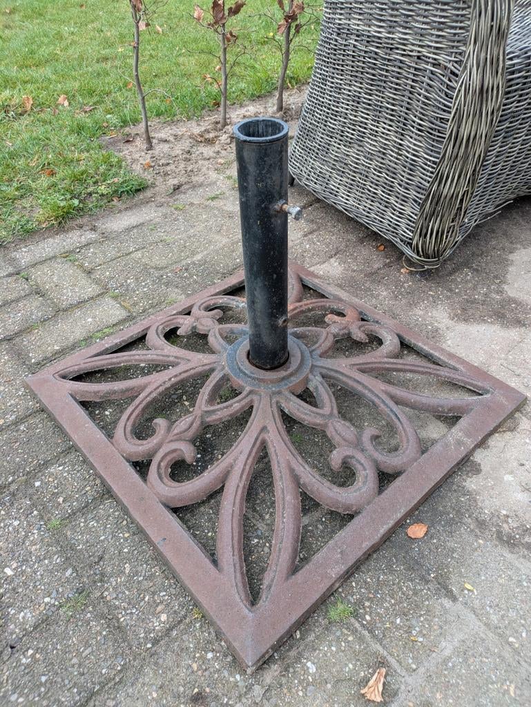 Stevige gietijzeren parasolvoet met sierlijk design, Ophalen, Gebruikt, Parasolvoet