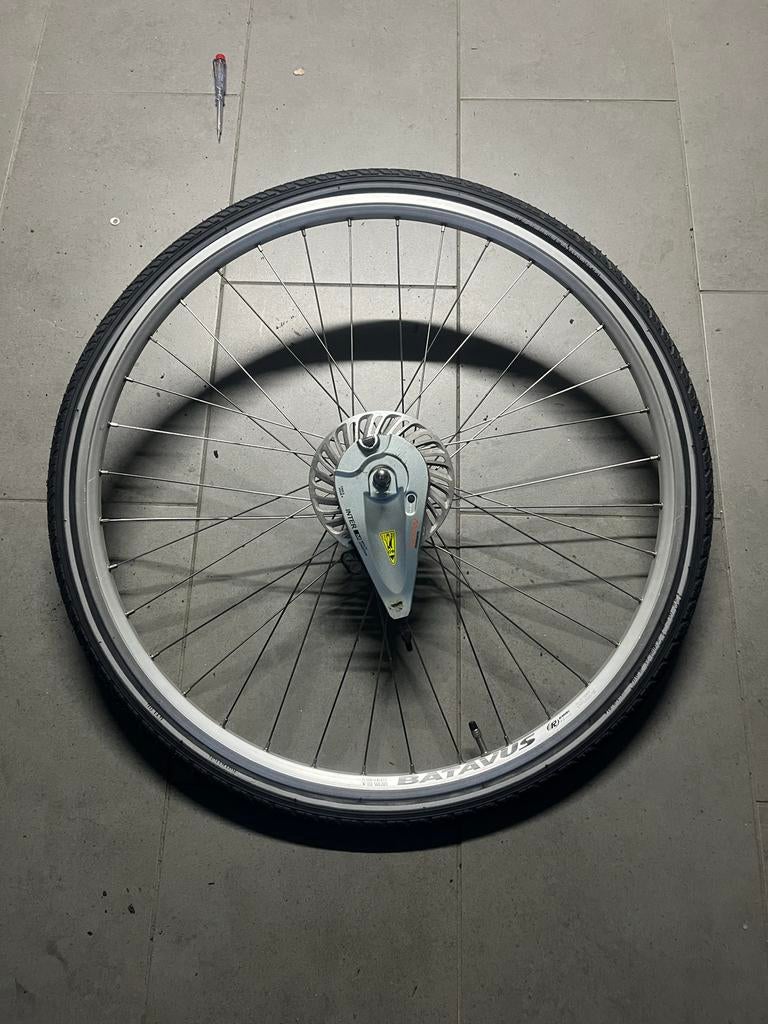 28 inch voorwiel compleet met band en rollerbrake naafdynamo, Fietsen en Brommers, Fietsonderdelen, Wiel, Gebruikt, Ophalen of Verzenden