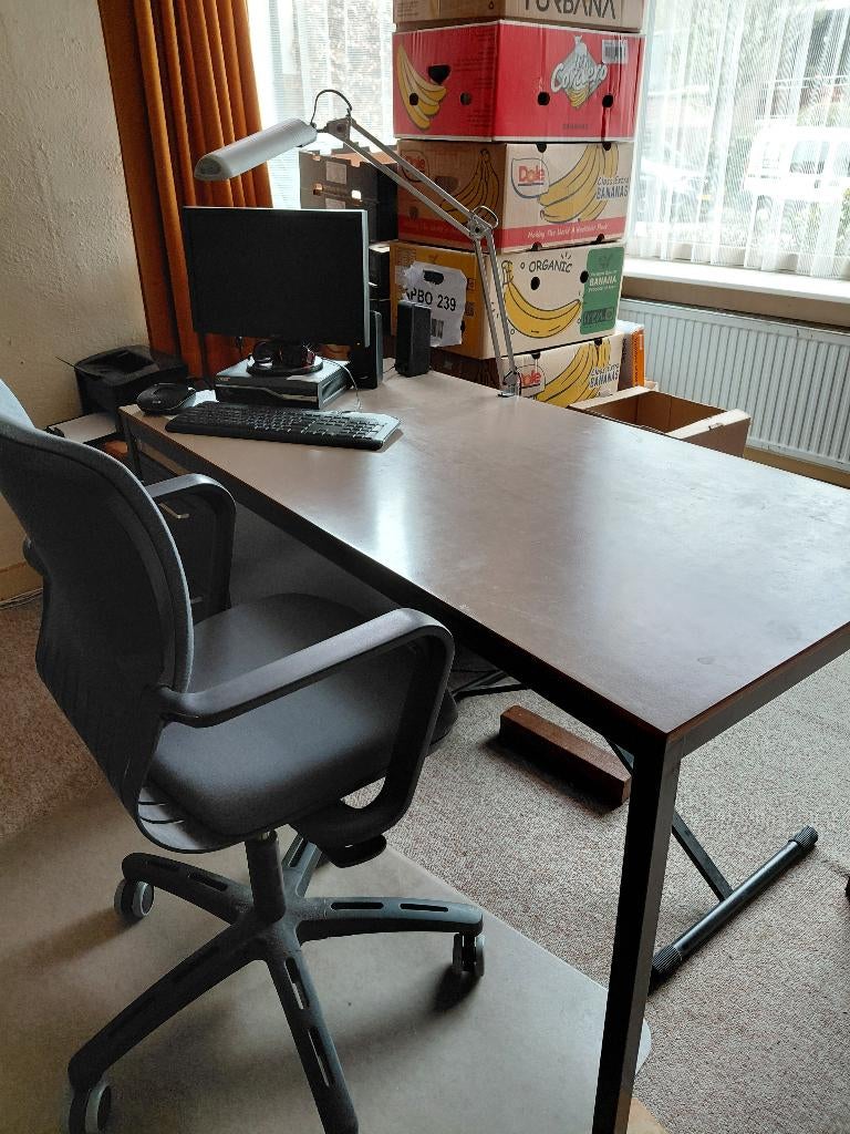 Stalen bureau met dichte kast en open rek., Ophalen