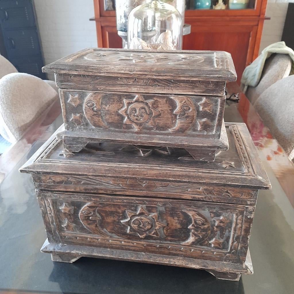 2 houten vintage kisten met zon en maan houtsnijwerk, Huis en Inrichting, Woonaccessoires | Kisten, Ophalen, 50 tot 100 cm, Minder dan 50 cm