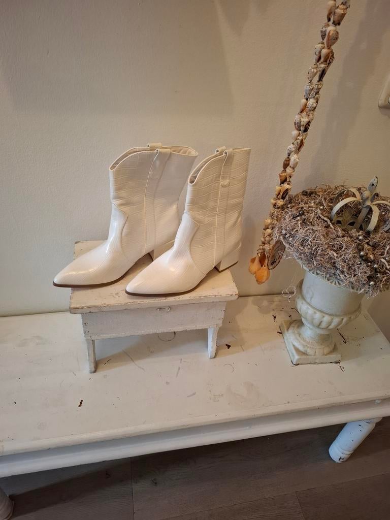 Trendy Witte Laklaarzen Maat 39 - Nieuw!, Ophalen of Verzenden, Nieuw, Wit, Lage of Enkellaarzen