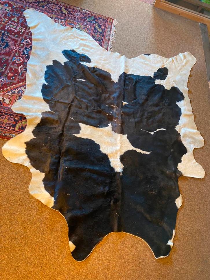 Koeienhuid vloerkleed leer, Huis en Inrichting, Stoffering | Tapijten en Kleden, Gebruikt, 100 tot 150 cm, 200 cm of meer, Overige vormen