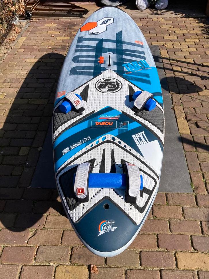 Tabou Rocket LTD 125L, Watersport en Boten, Windsurfen, Zo goed als nieuw, Plank, Minder dan 250 cm, Met vin(nen), Met draagtas