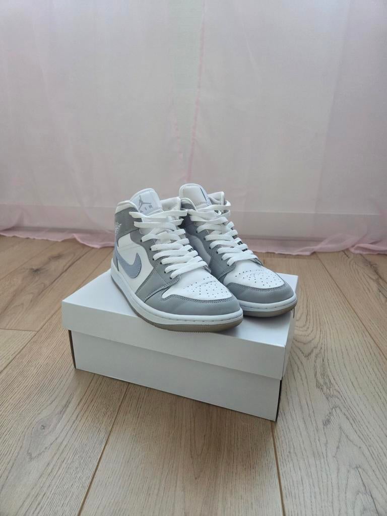 Jordan 1 Mid Aluminium Wolf Grey
- maat 
39 / Size 8, Ophalen of Verzenden, Zo goed als nieuw, Jongen of Meisje, Schoenen