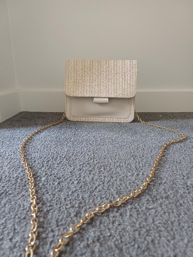 Beige schoudertasje met gouden ketting, Sieraden, Tassen en Uiterlijk, Tassen | Damestassen, Zo goed als nieuw, Schoudertasje