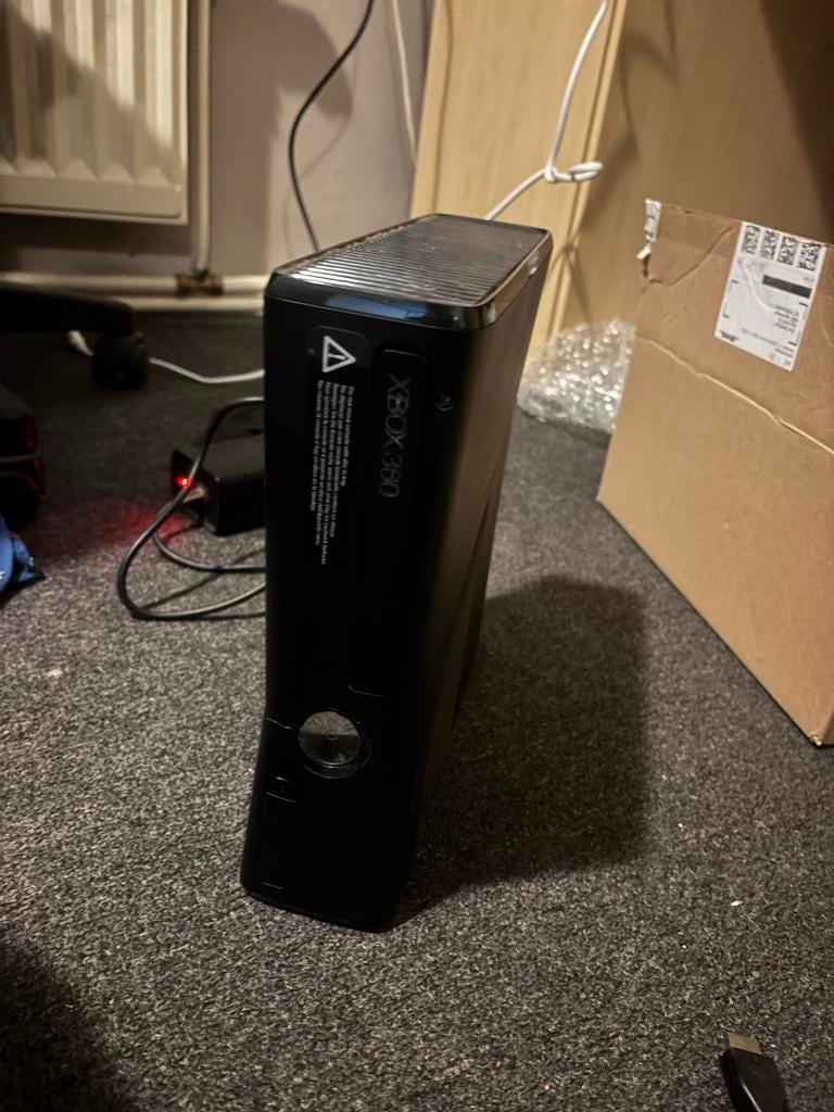Xbox 360 - Werkt niet (voor onderdelen of reparatie), Spelcomputers en Games, Ophalen of Verzenden, Niet werkend, Zonder controller