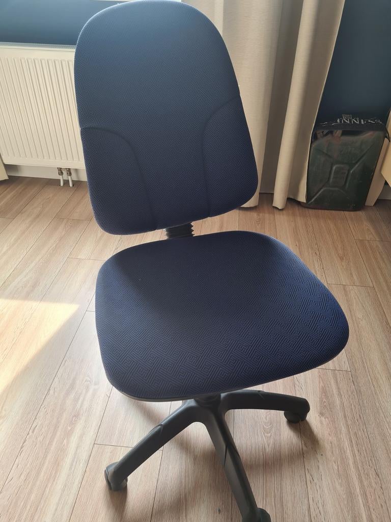 Donkerblauwe bureaustoel, Ophalen