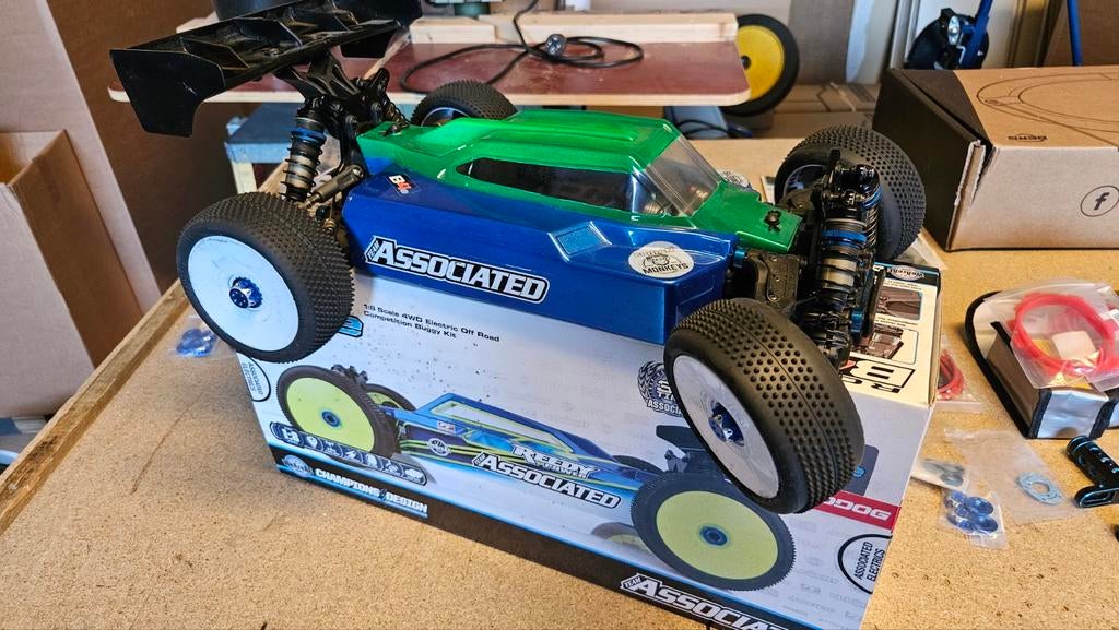 1:8 rc8B4.e electro buggy Associated, Hobby en Vrije tijd, Modelbouw | Radiografisch | Auto's, Ophalen of Verzenden, Auto offroad