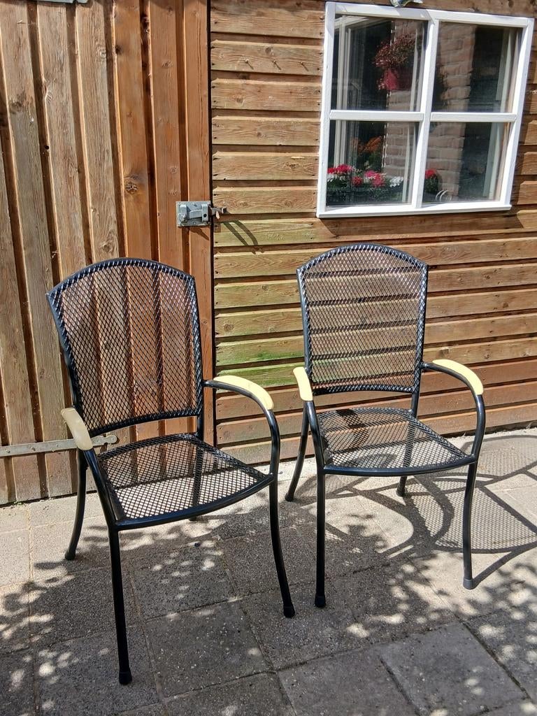 2 zwarte  tuinstoelen met houten armleuning, Ophalen of Verzenden, Gebruikt, Kunststof