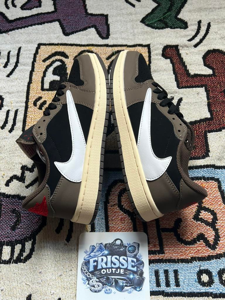 Travis Scott x Air Jordan 1 Low OG "MOCHA", Kleding | Heren, Schoenen, Ophalen of Verzenden, Nieuw, Bruin