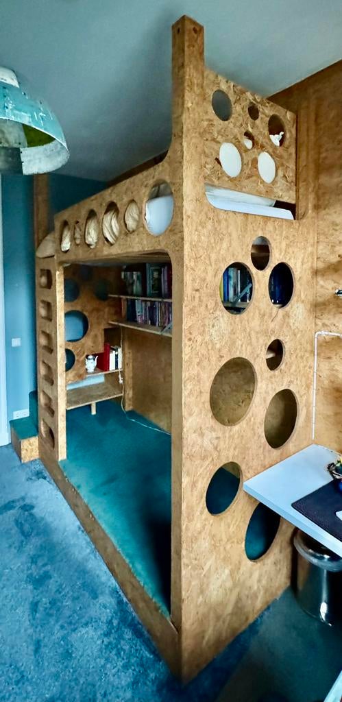 Mooie hoogslaper van OSB met verlichting en opbergruimte, Huis en Inrichting, Slaapkamer | Bedden, Gebruikt, Eenpersoons, 90 cm