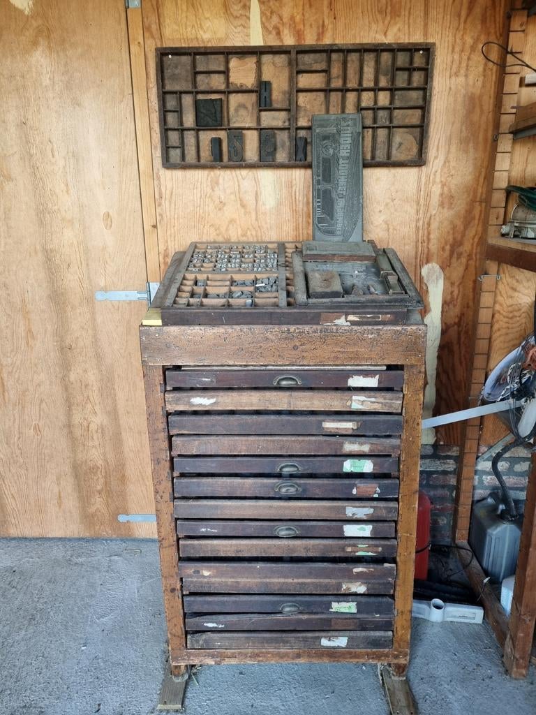 Antieke Letterkast met 15 Laden en Diverse Loodletters, Ophalen of Verzenden