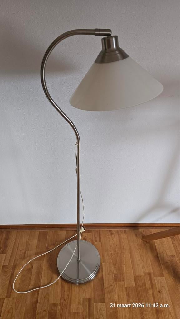 Moderne Staande Lamp met Gebogen Arm en Witte Kap, Ophalen, Gebruikt, Glas, Modern