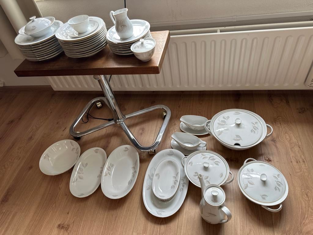 Wit servies met gouden rand en bladeren, Ophalen