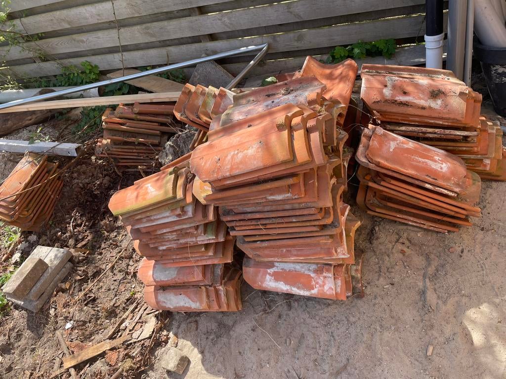 GRATIS oude holle dakpannen ca 80 stuks, Doe-het-zelf en Verbouw, Ophalen, Gebruikt, Steen of Klei, 5 tot 10 m²