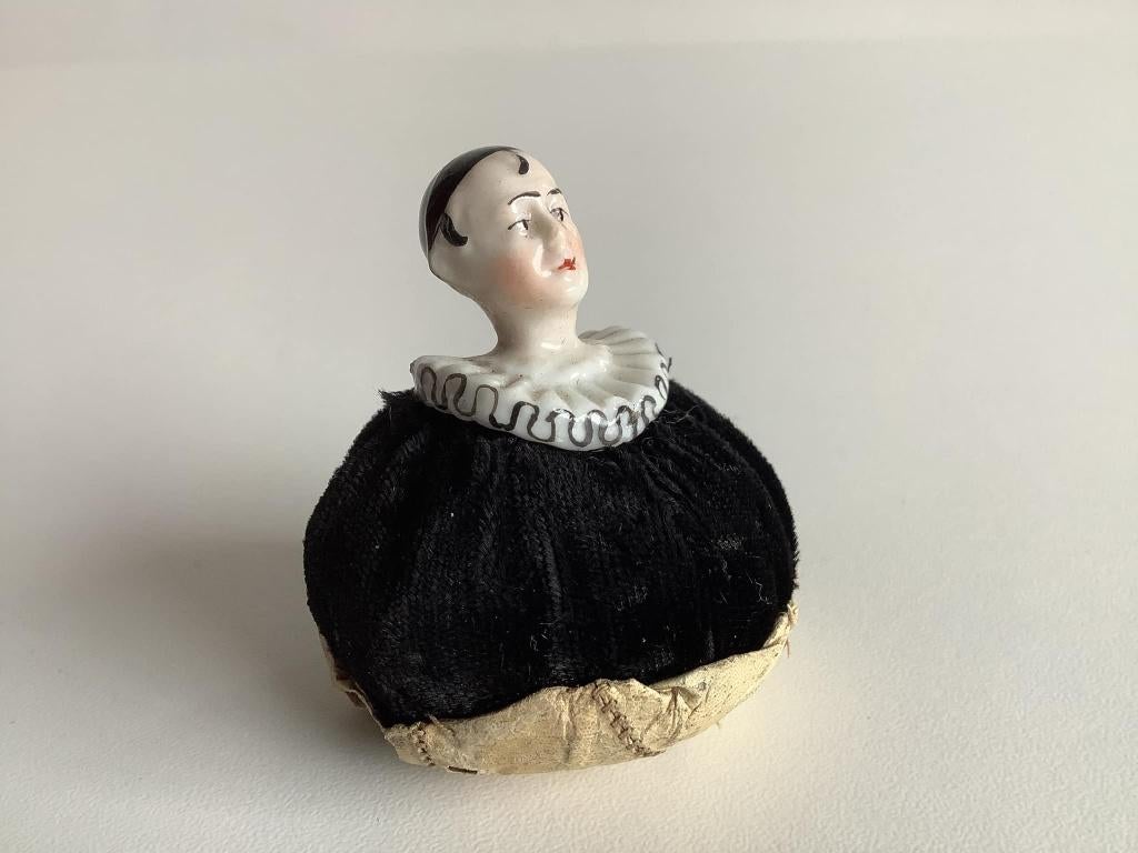 Zeer zeldzaam mini antiek speldenkussentje met halfdoll, Antiek en Kunst, Ophalen of Verzenden