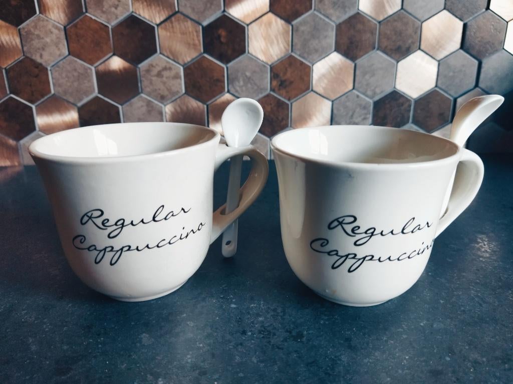 Riviera Maison 2x Cappuccino Mokjes Met Lepel, Ophalen of Verzenden, Zo goed als nieuw, Overige stijlen, Kop(pen) en/of Schotel(s)